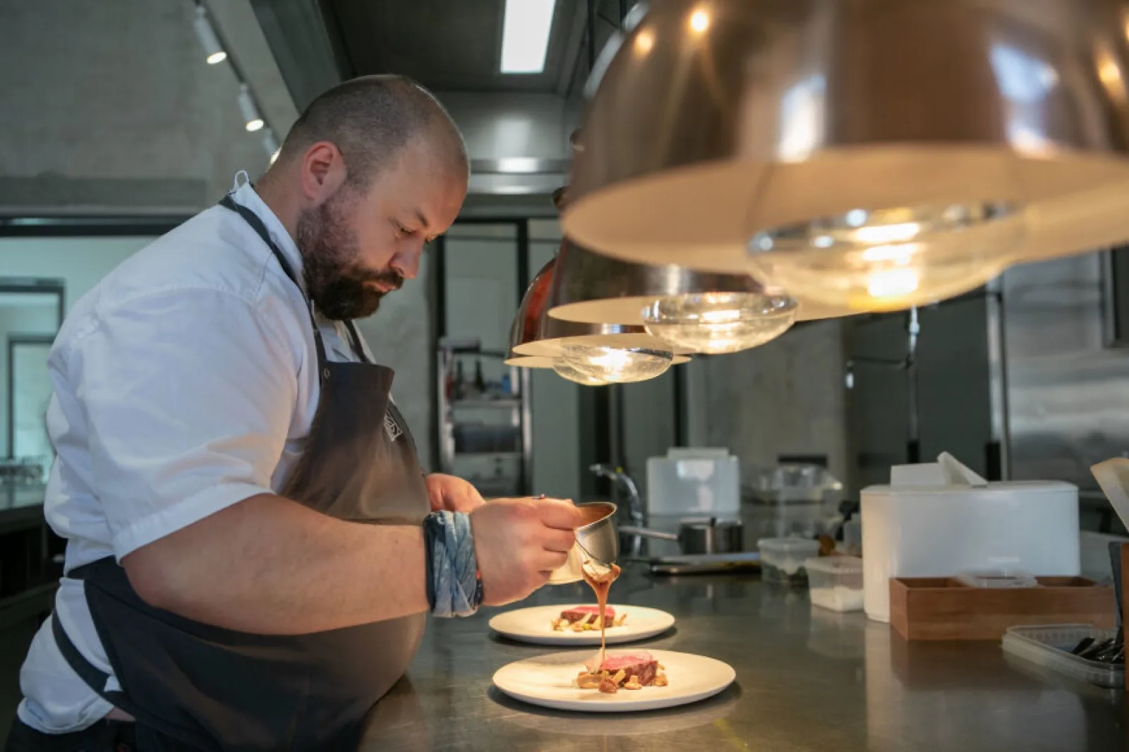 Andrius Kubilius — szef kuchni restauracji Deep Roots w Wilnie